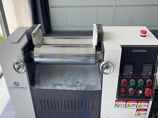 Открытая резиновая мельница