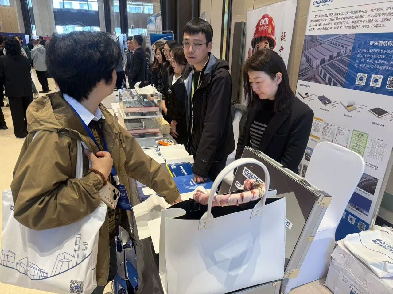 Команда компании объясняет продукцию приезжим гостям