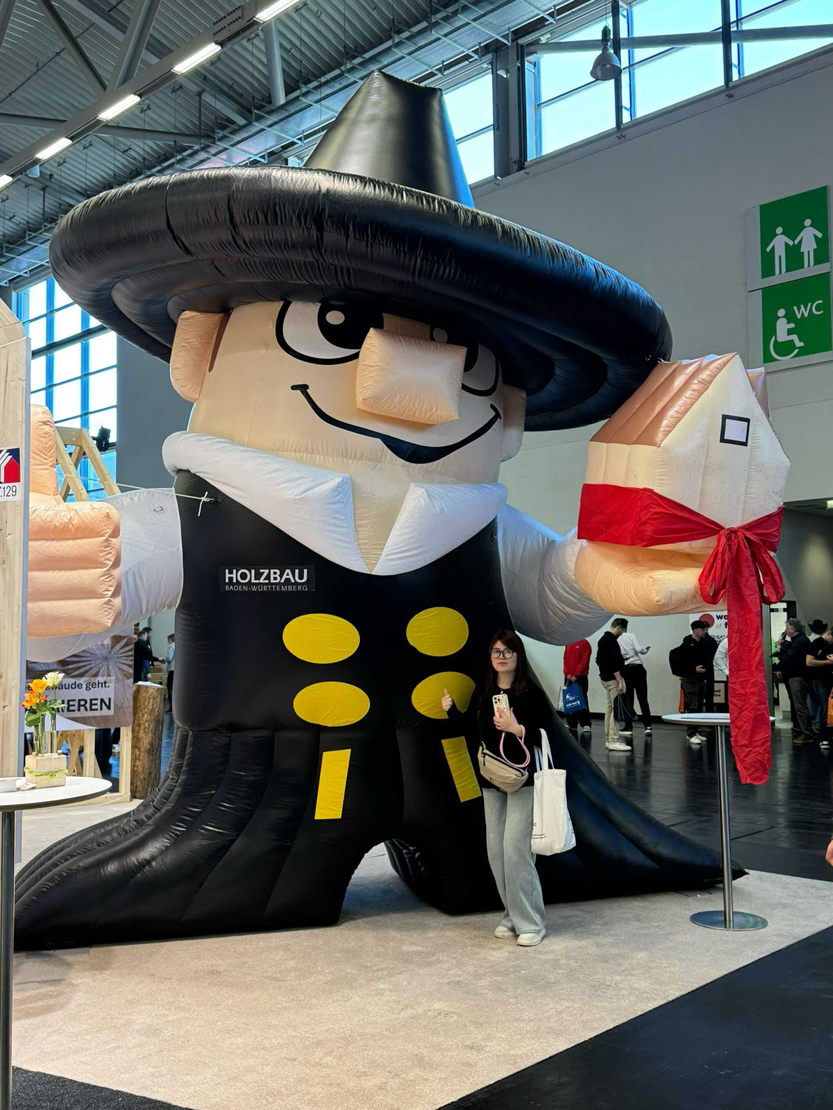 Персонал охраны OESA в DACH+HOLZ International