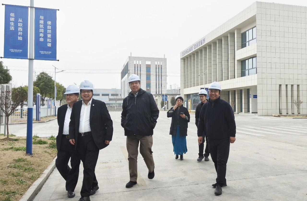 Три эксперта также провели выездные проверки в производственном цехе.