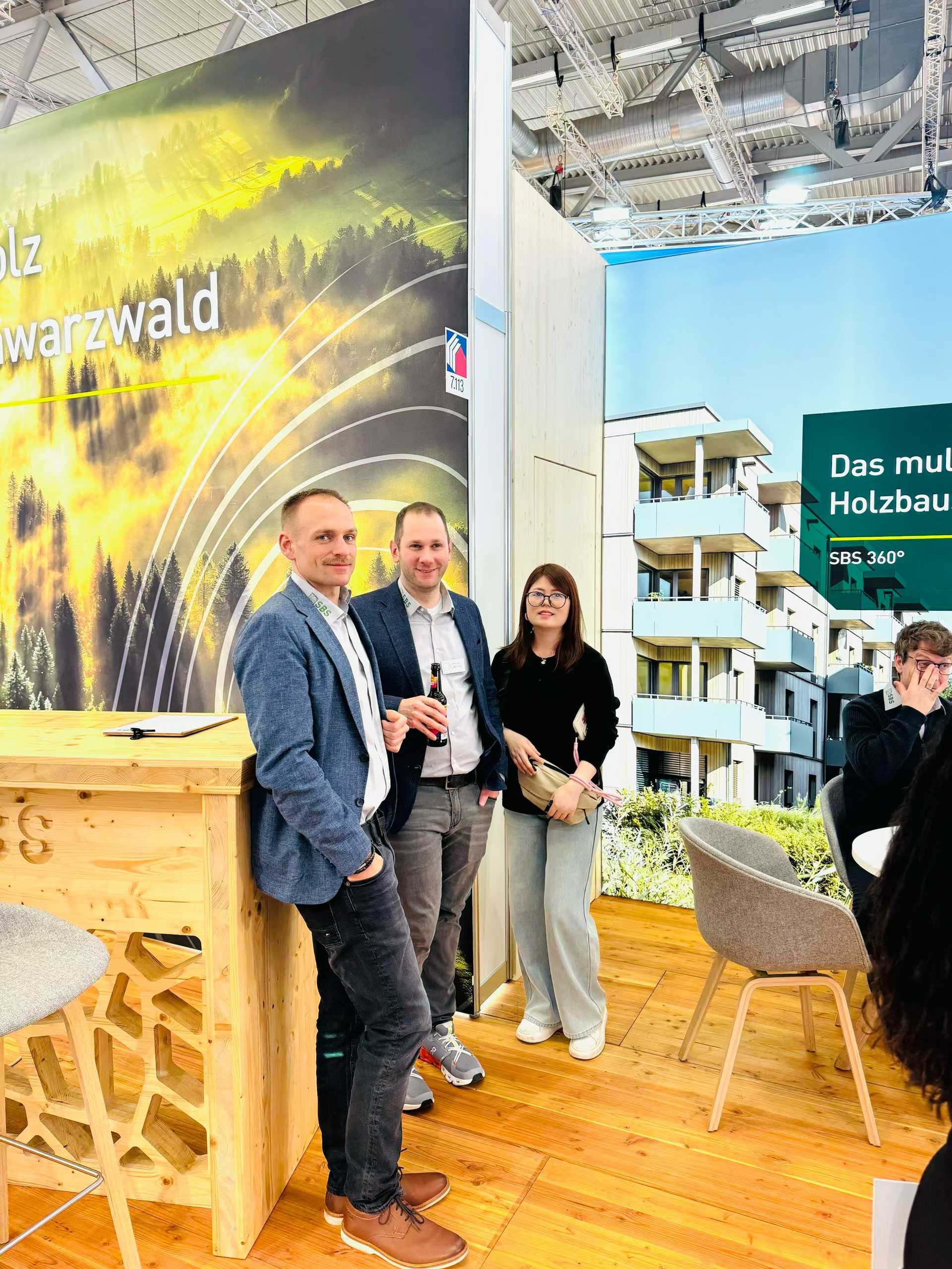 Персонал охраны OESA в DACH+HOLZ International1