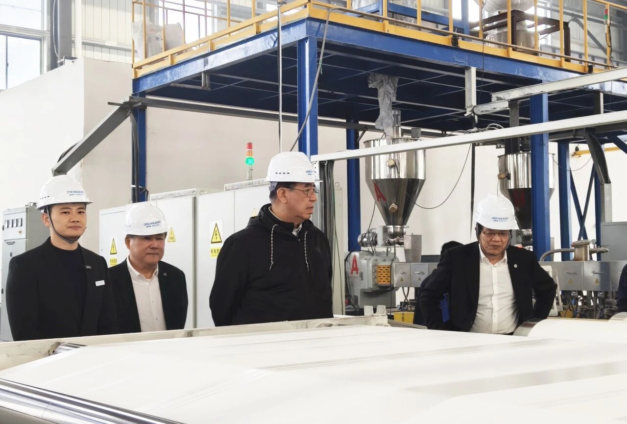 Три эксперта проводят проверки на месте и дают рекомендации в производственном цехе1